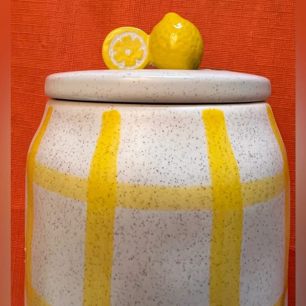 Sur La Table NIB gorgeous with a bit of whimsy 1 quart Lemon Canister with lid